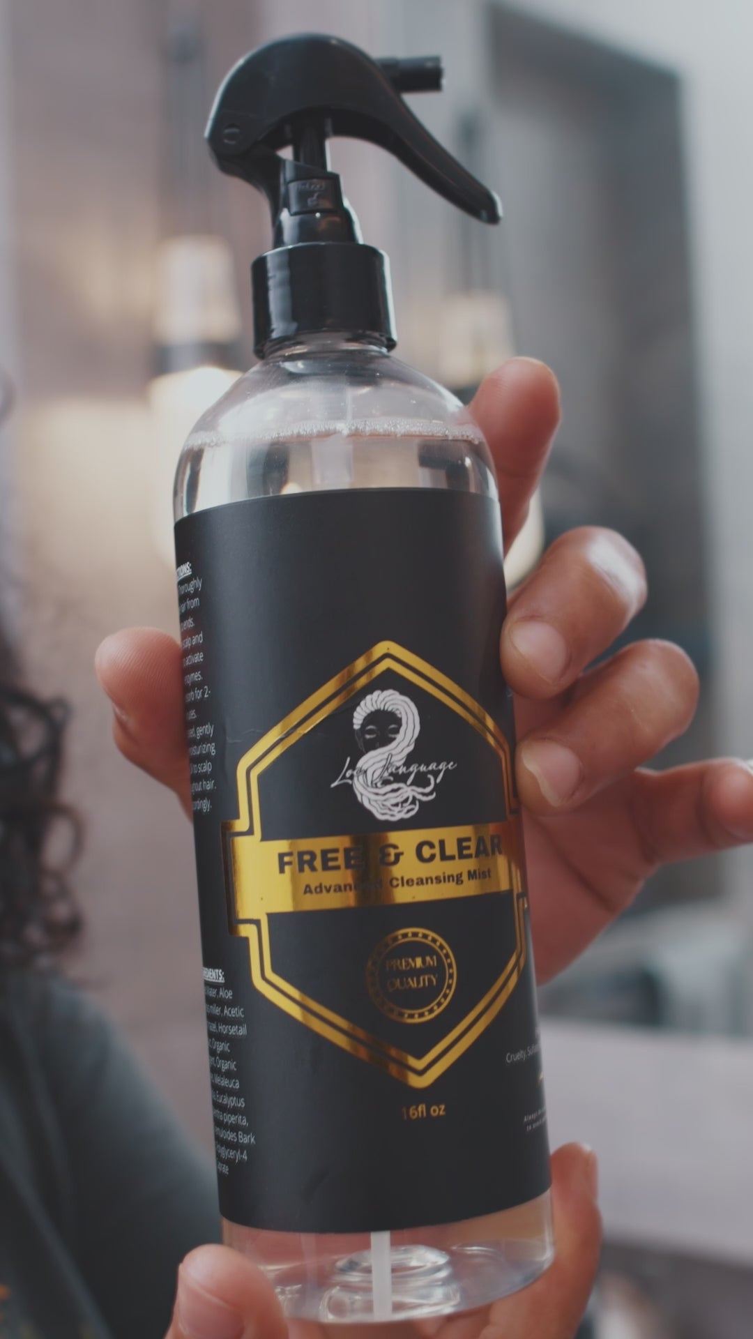 Refreshing scalp mist application with product removing build-up